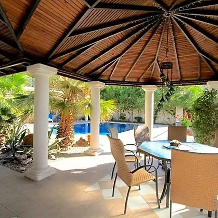 Sleeps 6 Pool Air Con Wifi